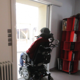 Motorisation de baie vitrée handicap